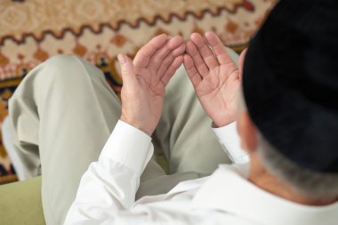 Yaşlı bir adamın dua eden elleri