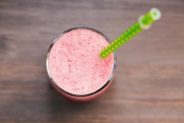 Ein Glas frischen Wassermelonen-Smoothie auf Holzgrund — Stockfoto