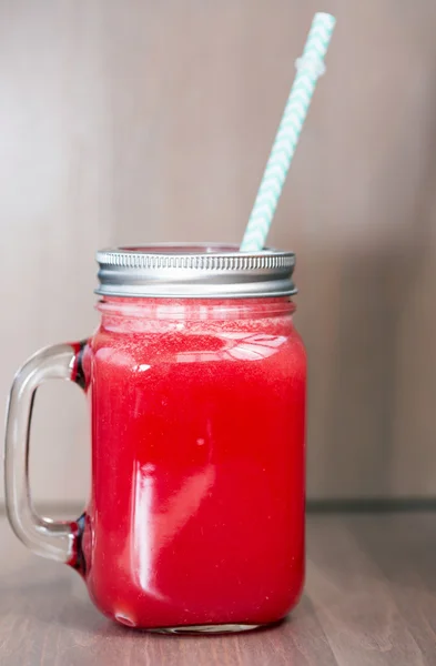 Smoothie à la pastèque dans un bocal à maçon avec tube — Photo