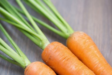 Yeşil üstleri ile çiğ havuç