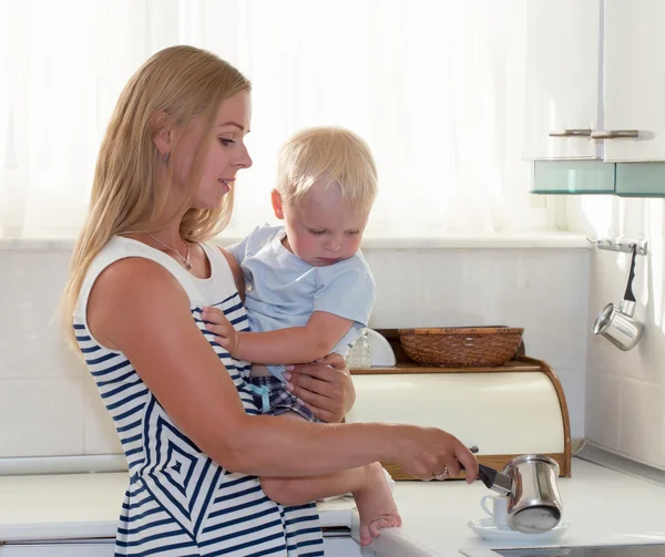 Türk kahve yapma, çocuk tutan kadın