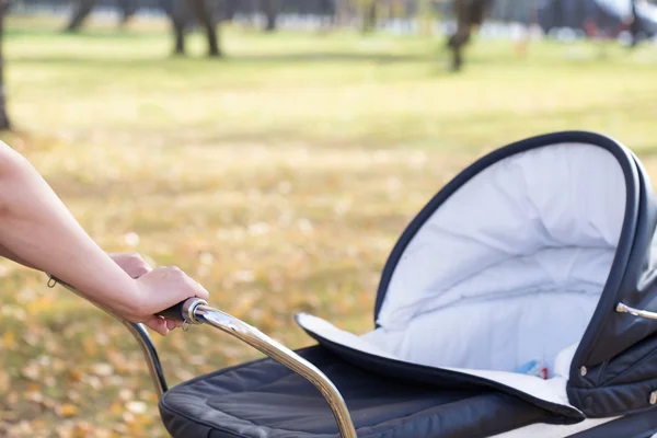 Bir kadın el geziniyor