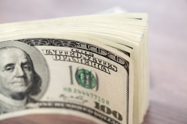 Yüz ABD Doları faturaları yığını