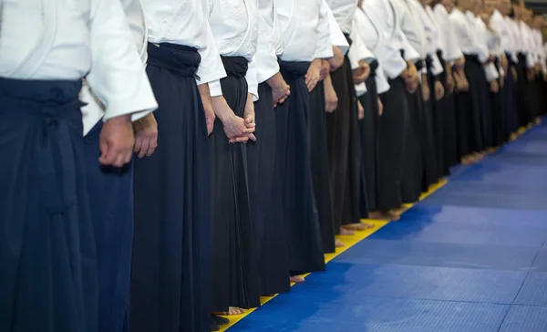 人们在和服和袴站在长线上武术培训研讨会. — 图库照片