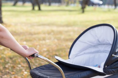 Bir kadın el geziniyor