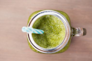 Bir mason kavanoza yeşil smoothie