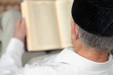 Bir ihtiyar bir kitap okuma. Seçici odak