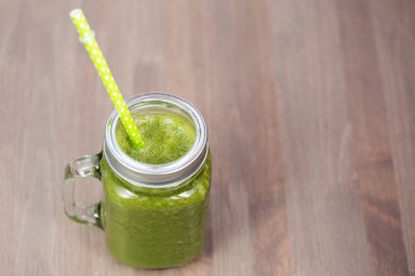 Tüp bir mason kavanoza yeşil smoothie