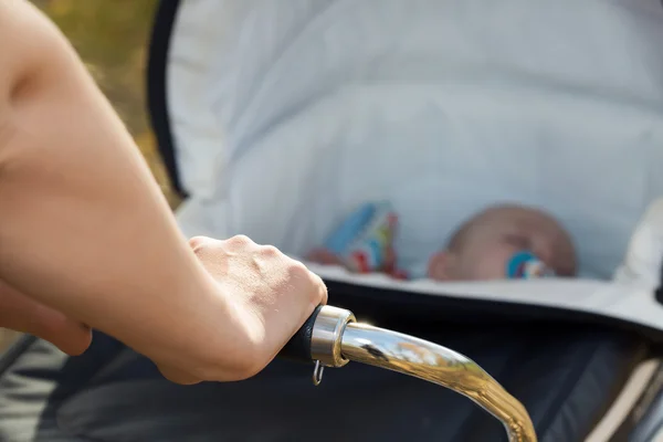 Uyuyan çocuk geziniyor kadın yardım