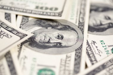 Yüz ABD Doları faturaları yığını