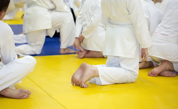 Ember ül a harcművészeti képzés tatami kimonó — Stock Fotó