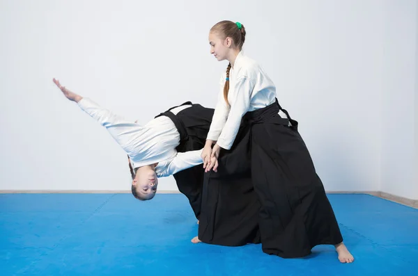 검은 hakama 두 여자 연습 합기도 — 스톡 사진