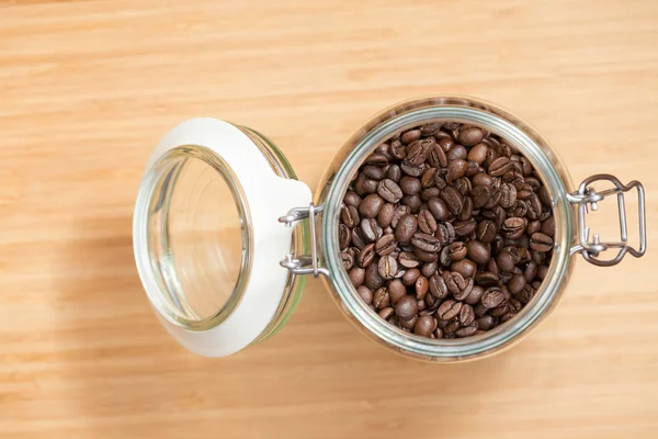 Des grains de café dans un bol en verre. Dof peu profond — Photo