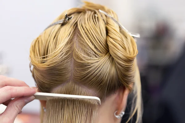 Peluqueros haciendo corte de pelo a mano para una clienta rubia — Foto de Stock