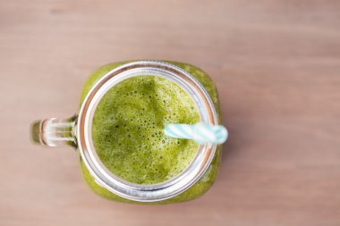 Tüp bir mason kavanoza yeşil smoothie