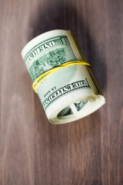Yüz ABD Doları faturaları bir rulo