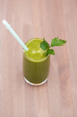 Ispanak, yeşil elma ve kereviz ile yeşil sağlıklı güler yüzlü