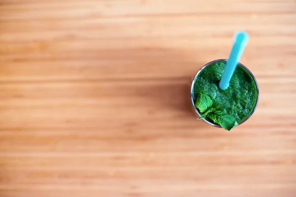 Green healthy smoothie with spinach, green apple and celery — Stock Photo, Image