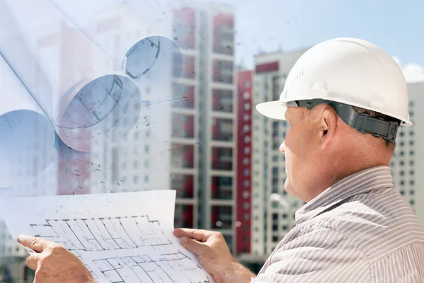Un collage con un ingeniero examinando planos sobre un fondo con edificios y plan de construcción — Foto de Stock