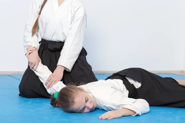 Two girls in black hakama practice Aikido — Stock Photo, Image