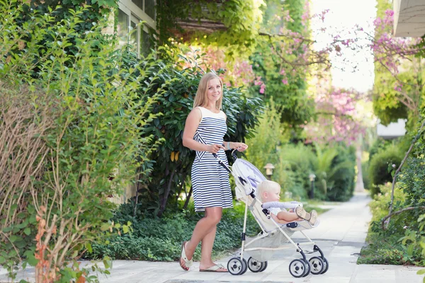 Eine Frau beim Spazierengehen — Stockfoto