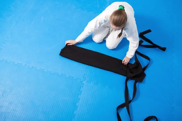 Onun hakama Aikido eğitimi için katlama bir aikidoka kız — Stok fotoğraf