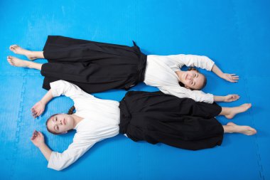 Siyah hakama Aikido eğitimi bir dinlenme sahip'de iki kız