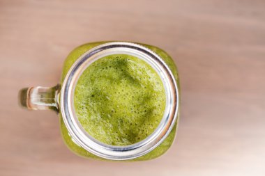 Bir mason kavanoza yeşil smoothie