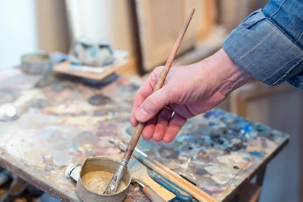 A male artist painting in his studio — Stock Photo, Image
