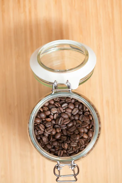 Kaffeebohnen in einer Glasschüssel. flacher dof — Stockfoto