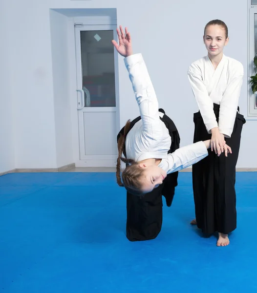 Två tjejer i svart hakama träna Aikido — Stockfoto