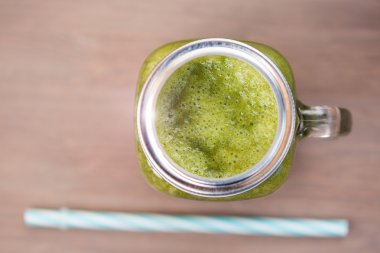 Tüp bir mason kavanoza yeşil smoothie