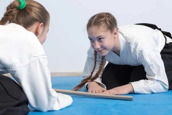 Dos chicas en hakama se inclinan en el entrenamiento de Aikido — Foto de Stock