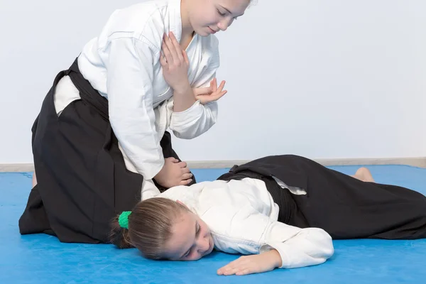 Två tjejer i svart hakama träna Aikido — Stockfoto