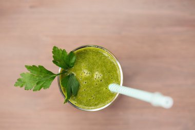 Ispanak, yeşil elma ve kereviz ile yeşil sağlıklı güler yüzlü