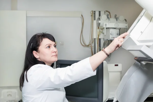 Morena médico femenino trabajando con máquina de rayos X — Foto de Stock