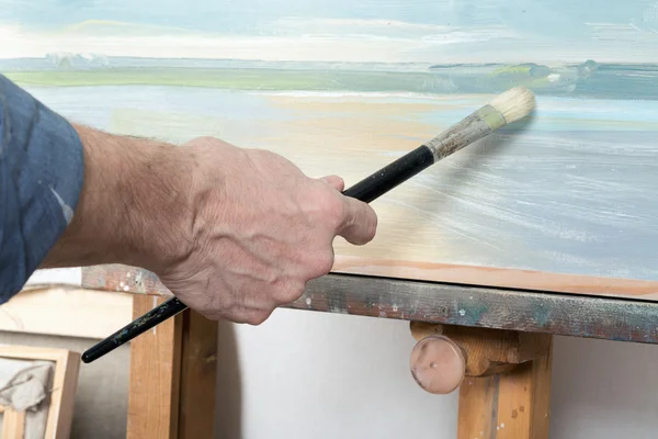 An artist painting in studio — Stock Photo, Image