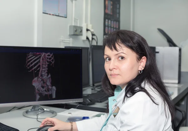 Médica examinando os resultados de um tomógrafo — Fotografia de Stock