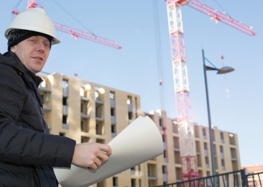 Bir şantiye Vinçler ile mühendis