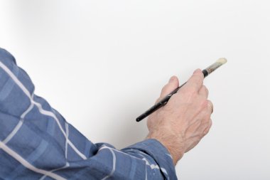 Studio beyaz tuval üzerine resim bir sanatçı