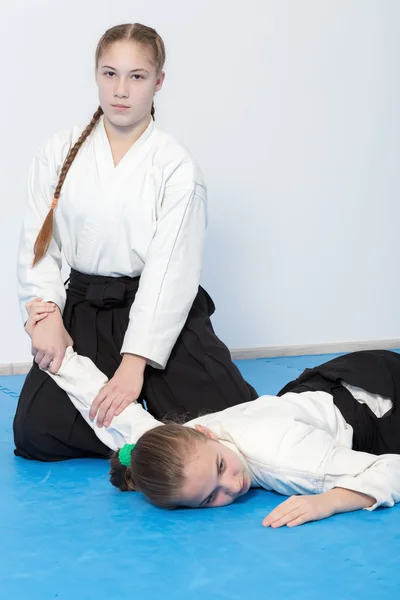 Två tjejer i svart hakama träna Aikido. Selektiv inriktning — Stockfoto