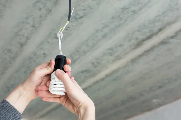 El için enerji tasarruflu lamba ampul değiştirme