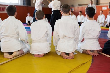 Kimono tatami dövüş sanatları seminer üzerinde oturan çocuklarda