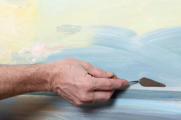 Une peinture d'artiste avec un couteau de palette en atelier — Photo