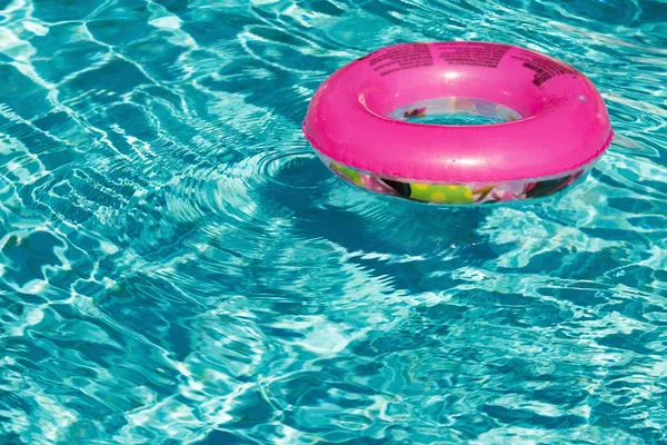 Um círculo de natação em uma piscina — Fotografia de Stock