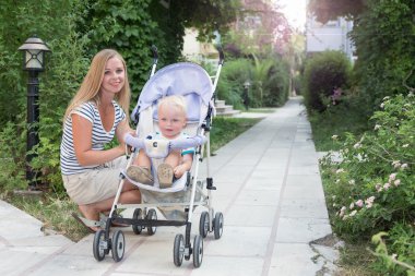 Bir kadın el oğlu ile gezinme