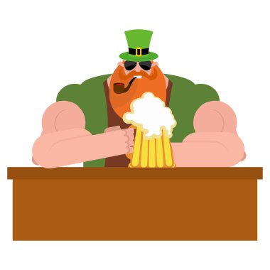 Leprechaun bira içiyor. Büyük ve ciddi leprechaun bar hol at