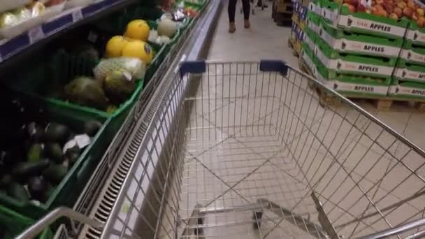 Shopping för frukter i en stormarknad. Melonen i kundvagn — Stockvideo