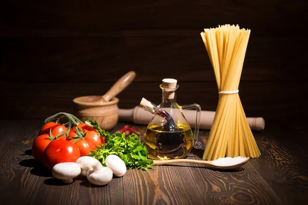 Set for cooking pasta. Rustic. Sunlight. — Stock Photo, Image