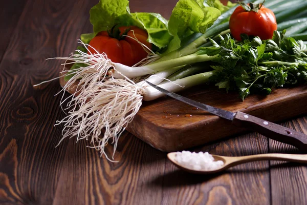 Legume proaspete pe tabla de bucătărie. Rustic . — Fotografie, imagine de stoc